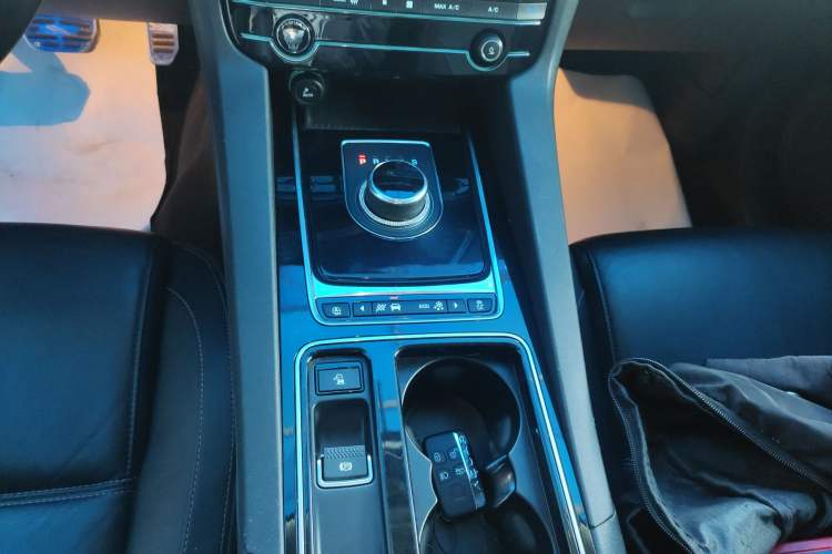 Used Jaguar F-PACE 2018 2.0T Two-Wheel Drive Urban Deluxe Edition