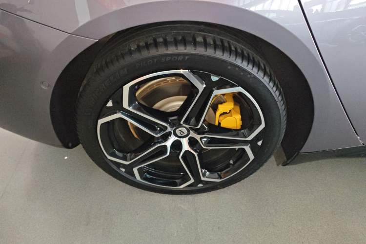 Used Xiaomi Auto SU7 2024 Rear-Drive Long-Range Intelligent Driving Version Right Rear Wheel Hub