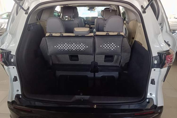 Used Toyota Granvia 2023 2.5L Hybrid Luxury Edition