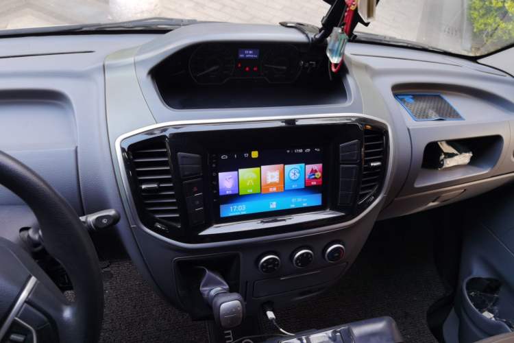 Used SAIC MAXUS Xintu V80 2018 2.5T 6-Speed Manual Aotuntong Short-Wheelbase Mid-Roof 4-Seater Audio And AC Panel