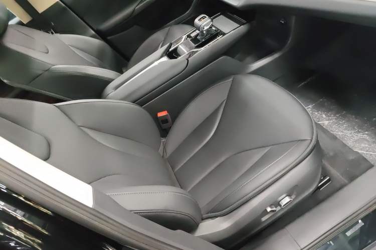 Used Hongqi E-QM5 2021 Charging Version Flagship Edition Right Front Seat