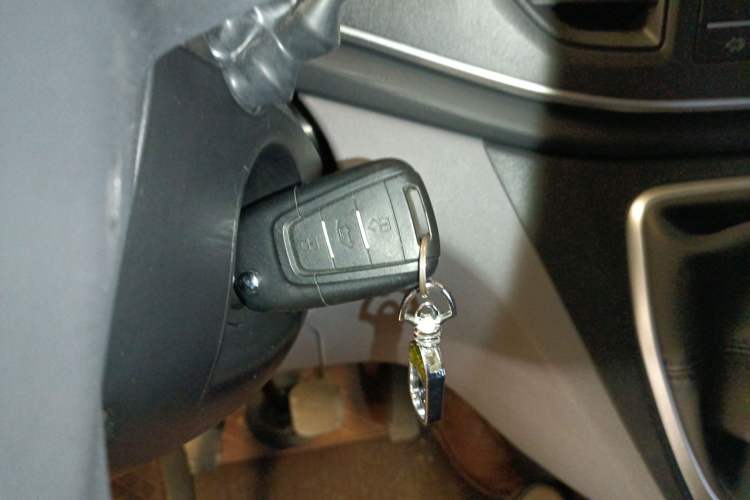 Used SAIC MAXUS Xintu V80 2023 2.0T Manual Classic Aoyuntong Power Version Short Wheelbase Mid-Height 5/6-Seater