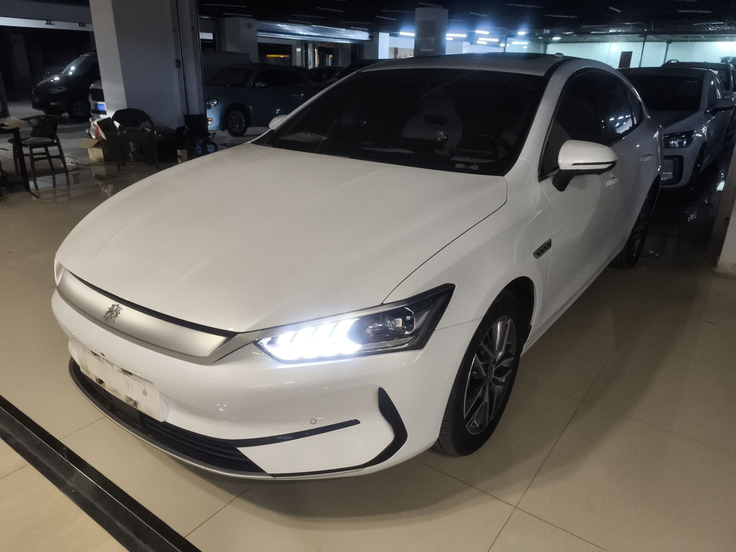 Под передней частью автомобиля