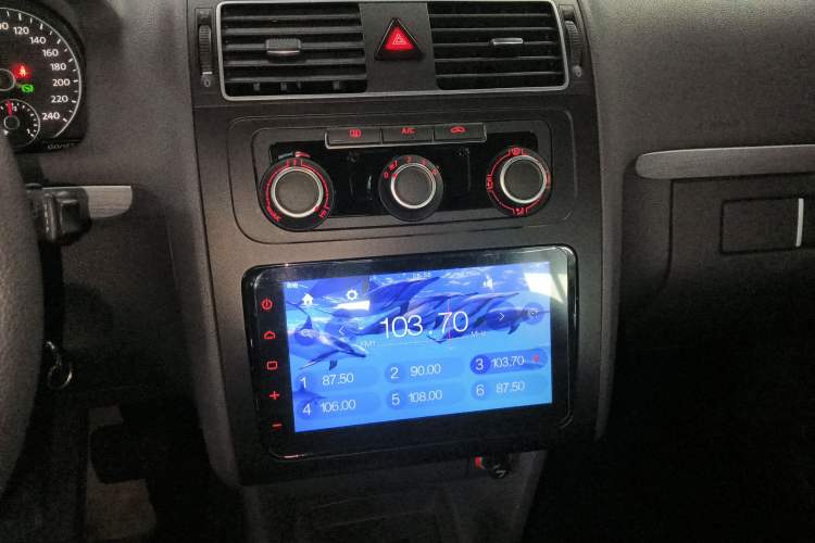 Used Volkswagen Touran 2015 1.4T DSG Comfort Edition 5 Seats Audio And AC Panel