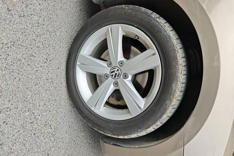 Used Volkswagen Passat 2013 1.8TSI DSG Prestige Edition Right Front Wheel Hub