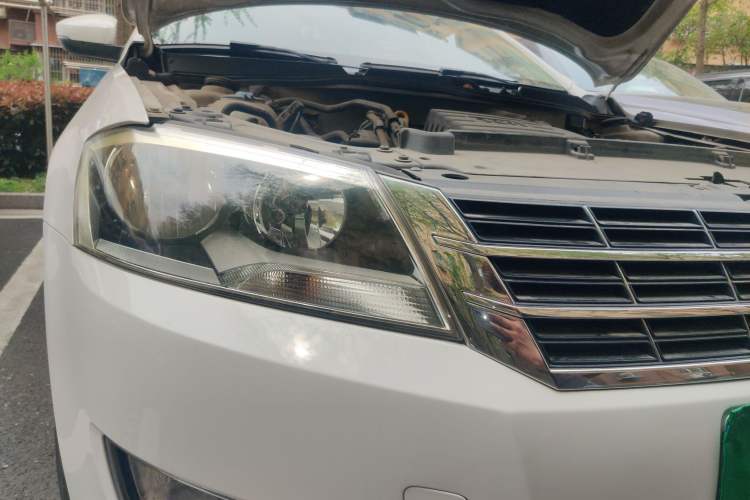 Used Volkswagen Gran Lavida 2013 1.4 TSI Automatic Comfort Model Right Front Headlight