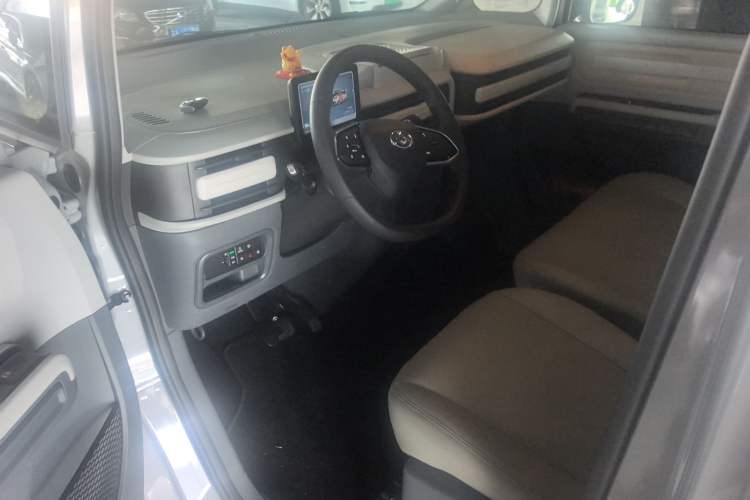 Used SAIC MAXUS Dana V1 2025 Low-Roof Multi-Function Version 42 kWh Driver Seat