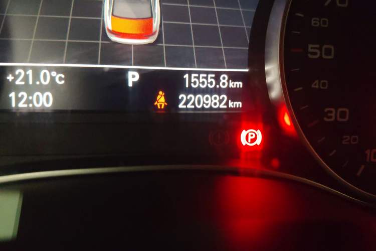 Used Audi A6L 2014 30 FSI Comfort Model Odometer Close Up