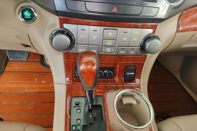 Used Toyota Highlander 2012 2.7L Two-Wheel Drive 7-Seater Luxury Edition
