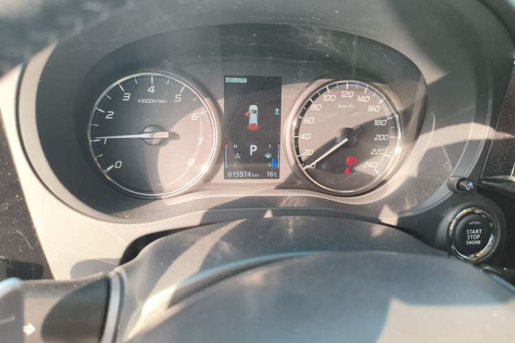 Used Mitsubishi Outlander 2019 2.4L 4x4 Zhi Xiang Edition 7 Seats China VI Standard Odometer Close Up