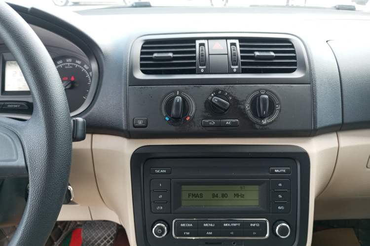 Used Skoda Fabia 2014 1.4L Automatic Crystal Edition Audio And AC Panel