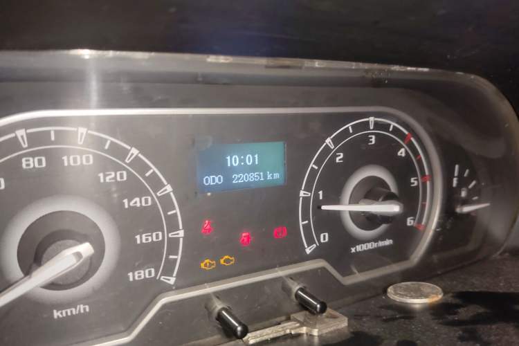 Used SAIC MAXUS Xintu V80 2018 2.5T 6-Speed Manual Aoyuntong Facelifted Short Wheelbase Mid-Height 5-6-Seater Odometer Close Up