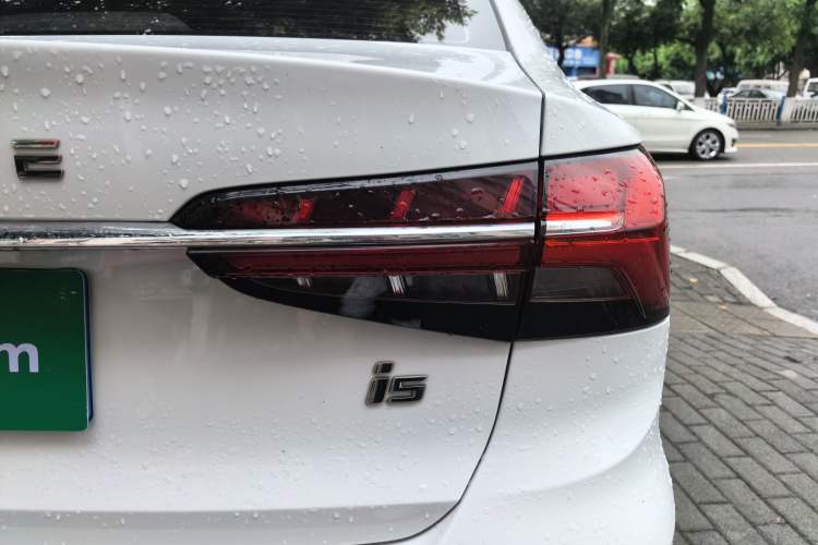 Used Roewe i5 2021 1.5L CVT Black Gold Edition