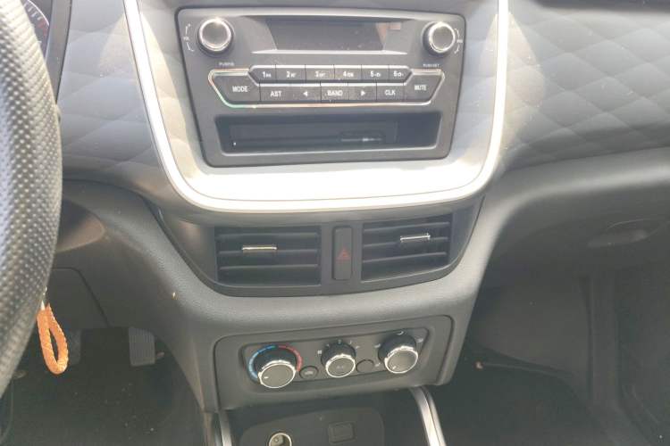 Used Jinbei Gold Hiace M Classic 2024 1.5L Engineering Lion Passenger Vehicle 6 Seats Audio And AC Panel