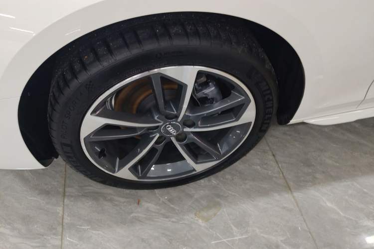 Used Audi A4L 2020 40 TFSI Fashionable and Elegant Model Left Front Wheel Hub