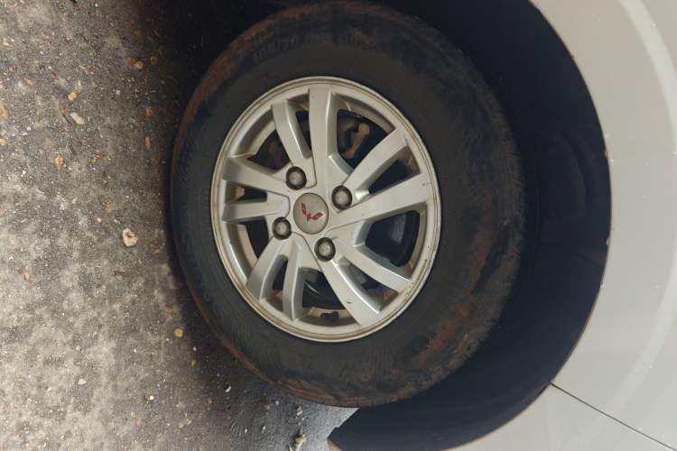 Used Wuling Hongguang 2018 1.5L S Standard Version L2B Right Front Wheel Hub