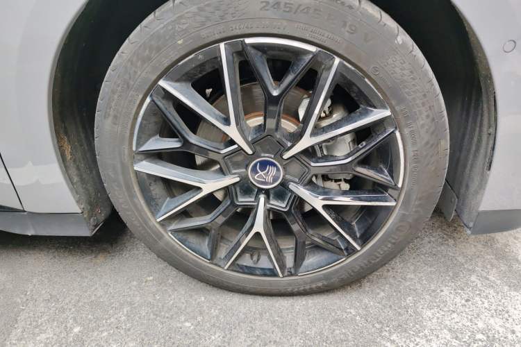 Used BYD Han 2025 DM-i Smart Drive 125KM Prestige Model Right Front Wheel Hub