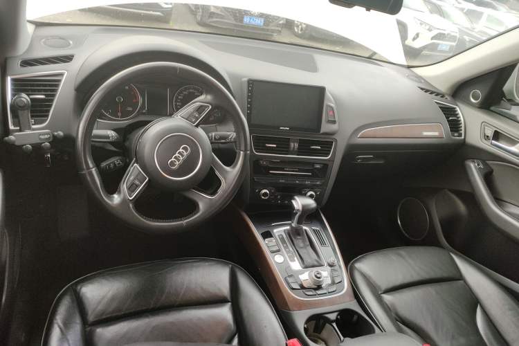 Used Audi Q5 2015 40 TFSI Comfort Model Center Console