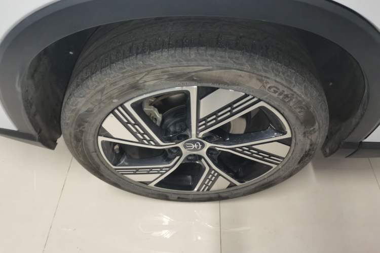 Used BYD Song Pro New Energy 2023 Champion Edition DM-i 110KM Excellence Model Right Rear Wheel Hub