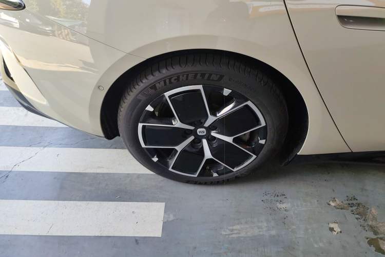 Used Xiaomi Auto SU7 2024 Rear-Drive Long-Range Intelligent Driving Version
