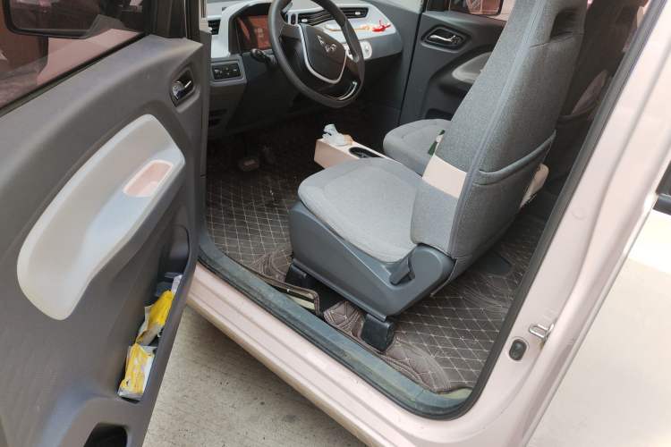 Used Wuling Hongguang MINIEV 2021 Macaron Fashion Model Lithium Iron Phosphate Driver Seat