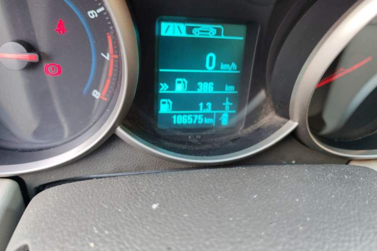 Used Chevrolet Cruze 2015 1.5L Classic SL MT Odometer Close Up