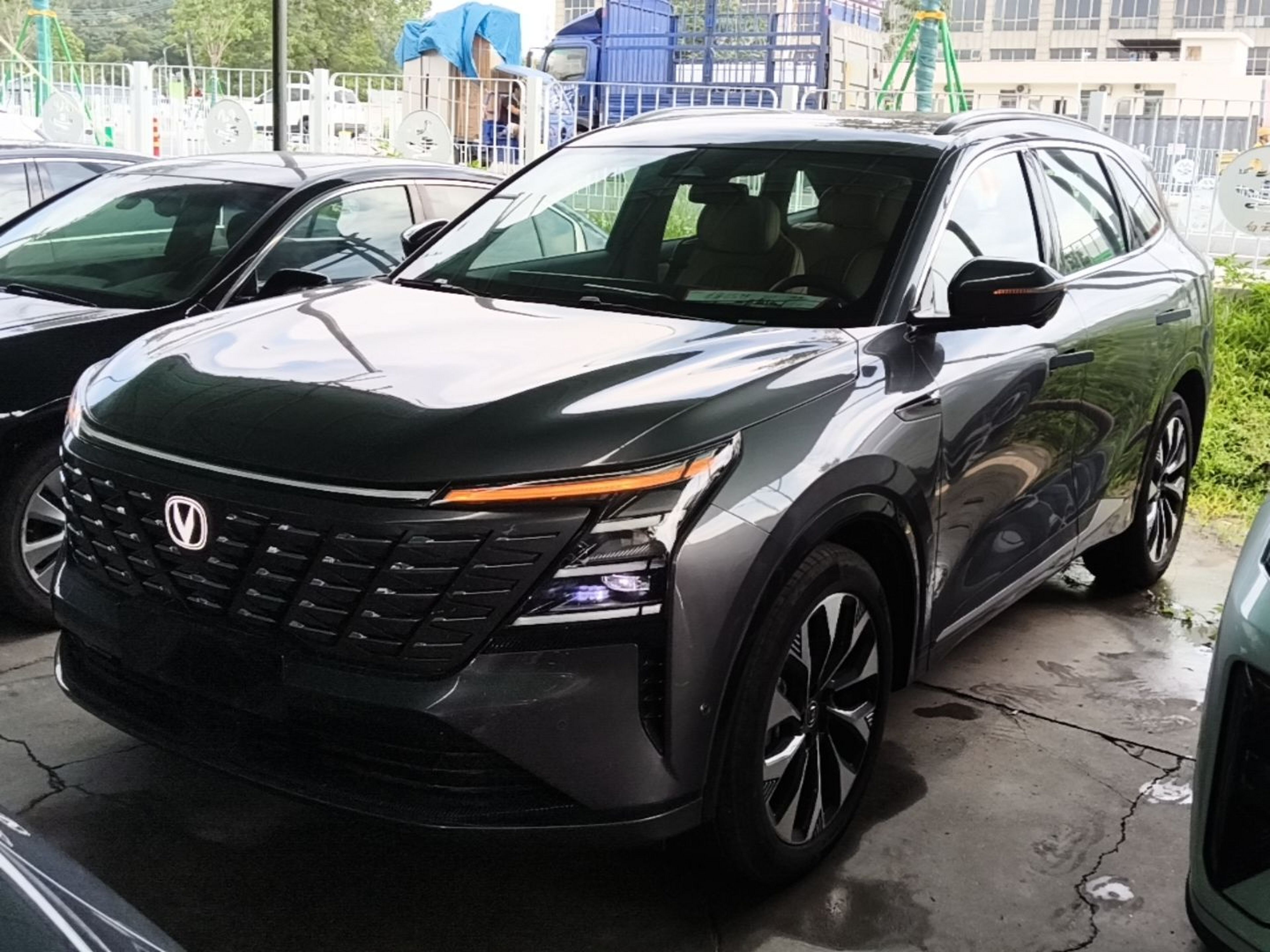 Под передней частью автомобиля