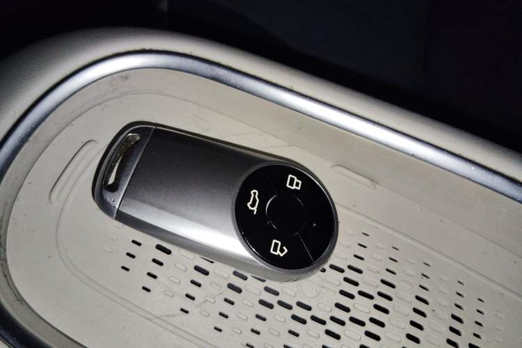 Used ORA Good Cat 2023 401 km Standard Range Luxury Version Lithium Iron Phosphate Vehicle Key