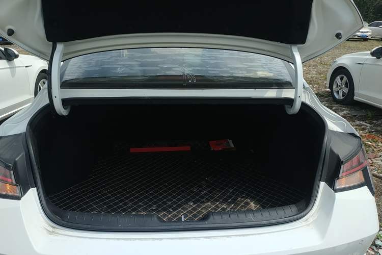 Used Hyundai Elantra 2021 1.5L CVT LUX Prestige Edition Trunk