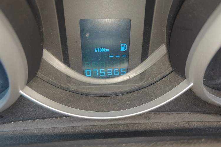 Used Chevrolet Cruze 2013 Hatchback 1.6L Manual Luxury Model Odometer Close Up