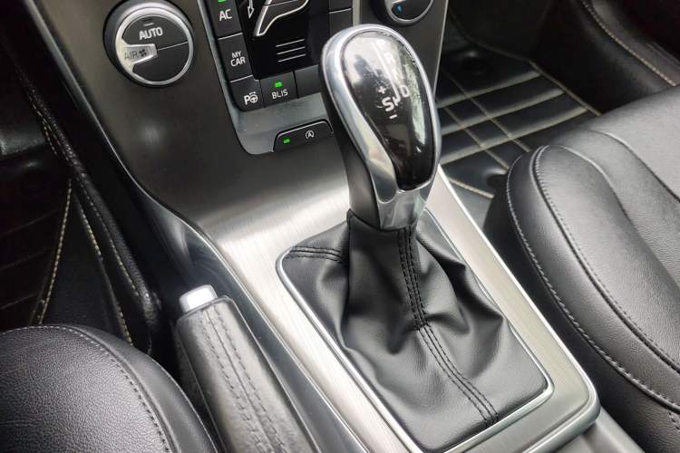 Used Volvo V40 2015 1.6T Zhiya Edition