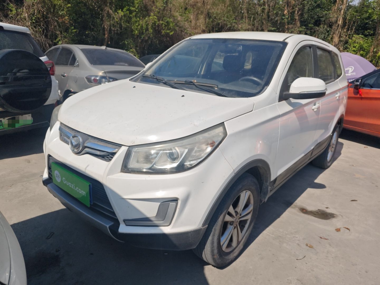 تحت مقدمة السيارة