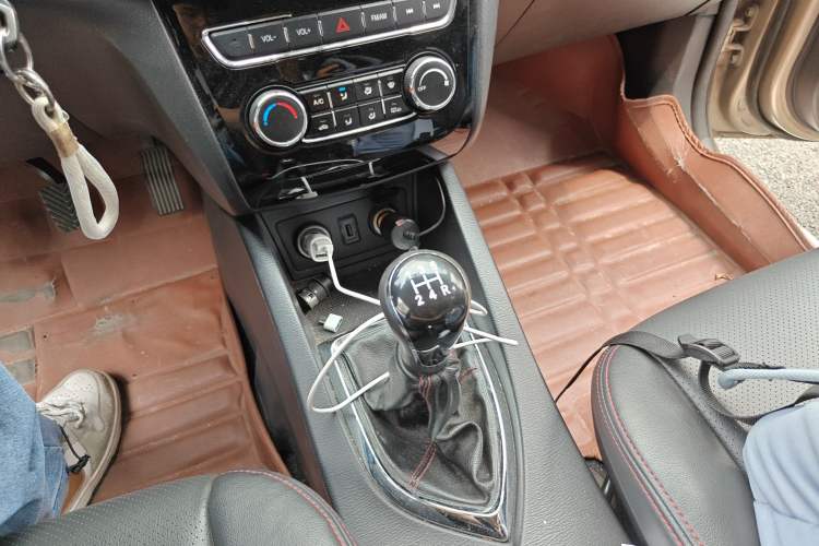 Used CHANGAN KAICHENG Oushang A600 2016 1.5L Manual Luxury 7-Seater Gear Lever