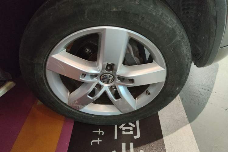 Used Volkswagen Touareg 2011 3.0 TSI Luxury Edition Right Front Wheel Hub