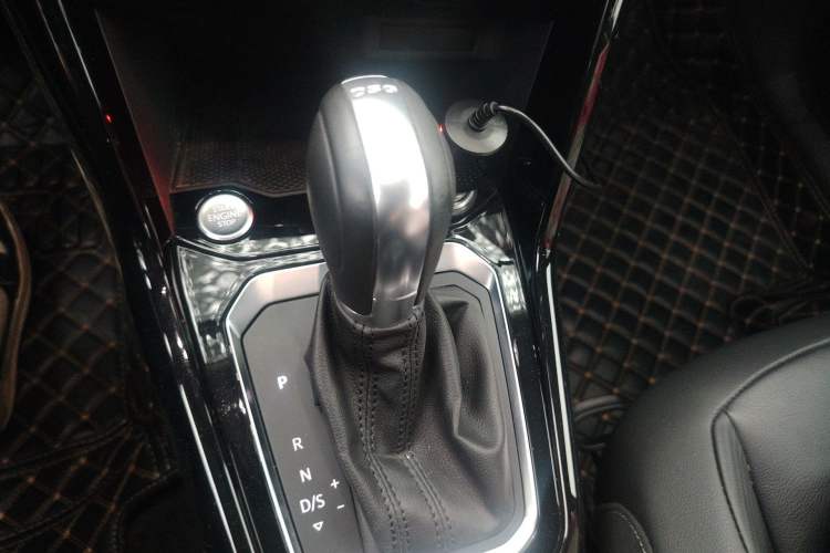 Used Volkswagen T-ROC 2019 280TSI DSG Two-Wheel Drive Comfort Version China VI Standard Gear Lever