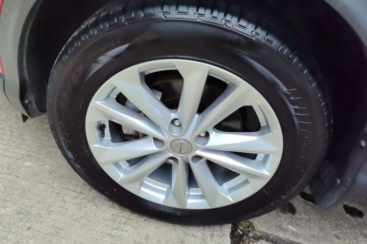 Used Nissan Qashqai 2016 2.0L CVT Elite Edition Left Front Wheel Hub