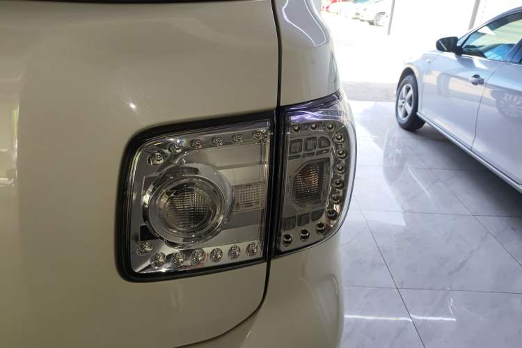 Used Nissan Patrol 2017 4.0L SE U.S.-Spec Version Right Rear Taillight