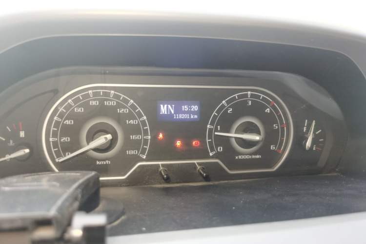 Used SAIC MAXUS Xintu V80 2019 2.5T Classic AMT Aoyuntong Facelifted Short-Wheelbase Mid-Roof 5/6-Seater Odometer Close Up