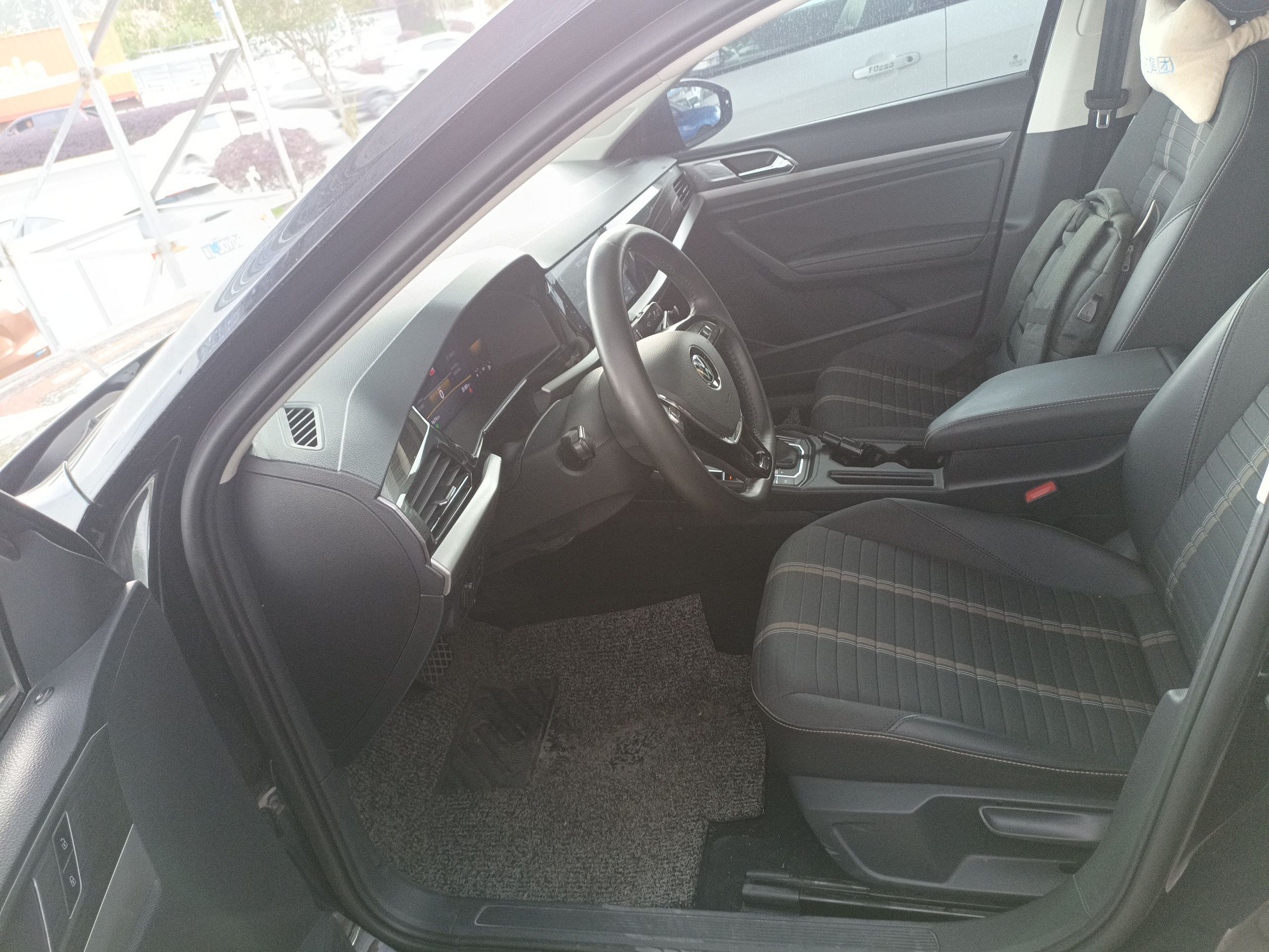 Переднее сиденье в автомобиле