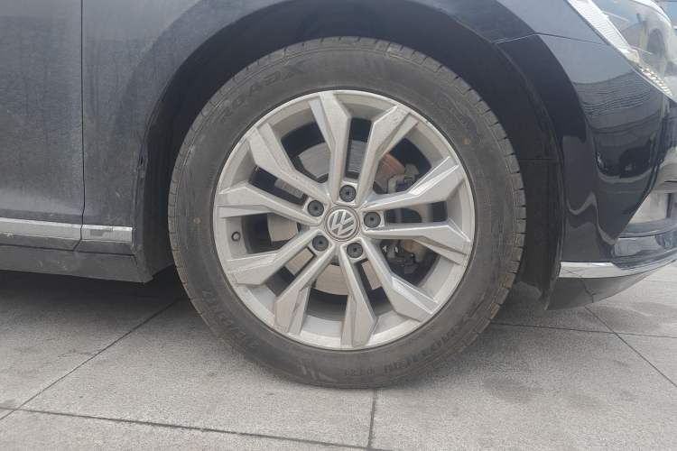 Used Volkswagen Magotan 2017 330TSI DSG Luxury Model Right Front Wheel Hub