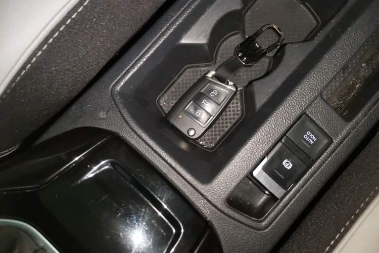 Used Volkswagen T-ROC 2024 300TSI DSG Two-Wheel-Drive Chen Guang Edition Interior 1