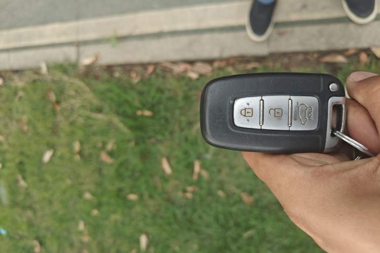 Used Kia K2 2012 Hatchback 1.6L AT Premium Vehicle Key