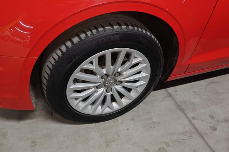 Used Audi A3 2016 Limousine 35 TFSI Prestige Edition Left Front Wheel Hub