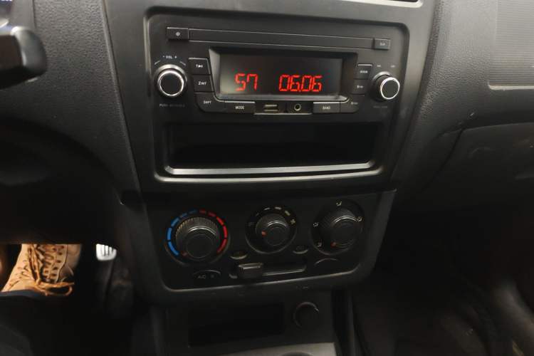 Used Dongfeng Fengon 330 2016 1.2L Manual Base Version DK12-07 Audio And AC Panel