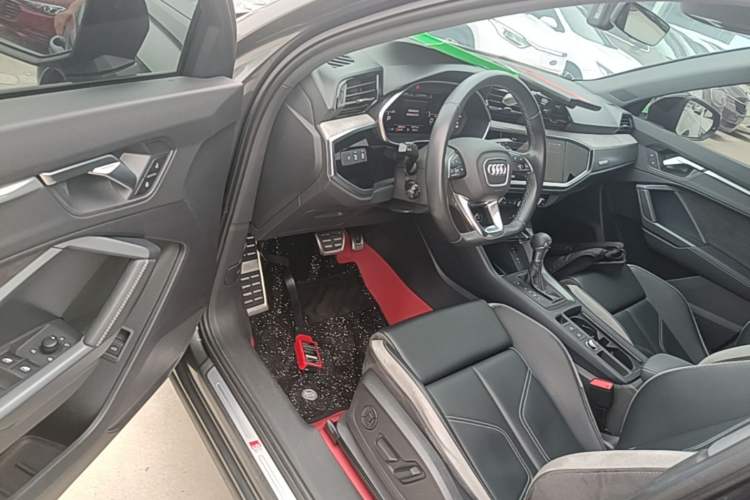 Used Audi Q3 2024 35 TFSI Fashion Dynamic Edition Driver Seat