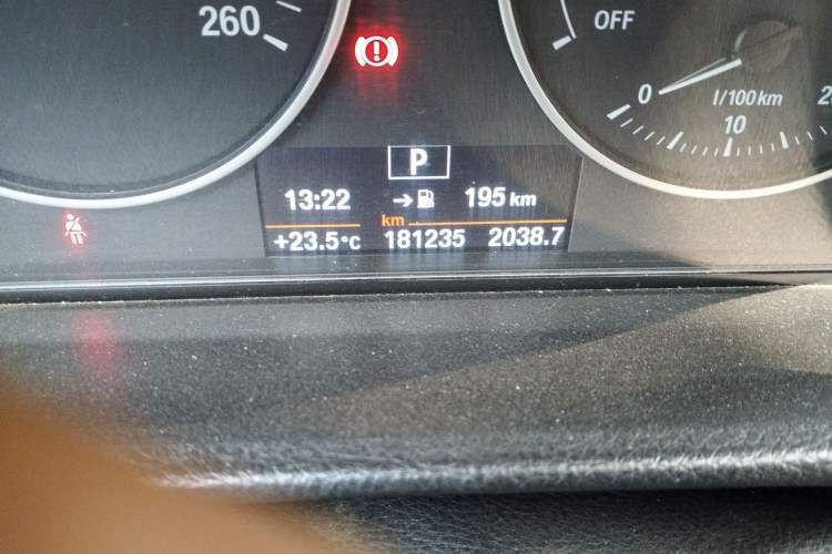 Used BMW 3 Series 2015 316Li Fashion Model Odometer Close Up