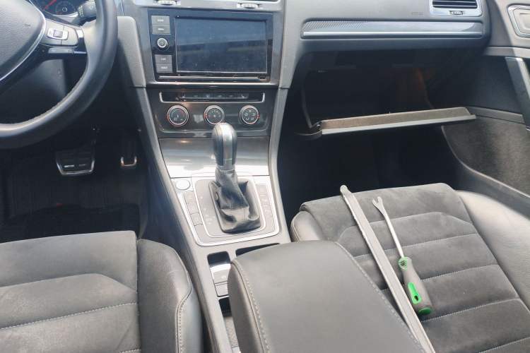 Used Volkswagen Golf 2018 230TSI Automatic Luxury Version Gear Lever