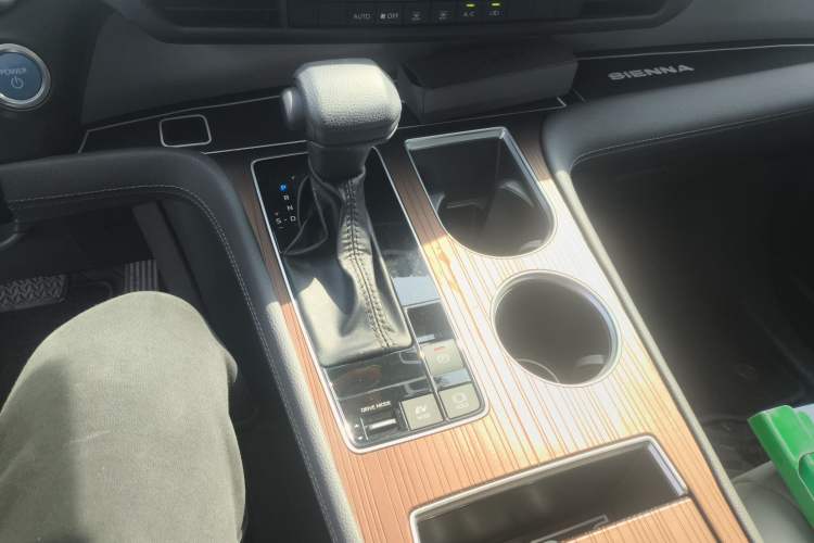 Used Toyota SIENNA 2023 2.5L Hybrid Comfort Edition
