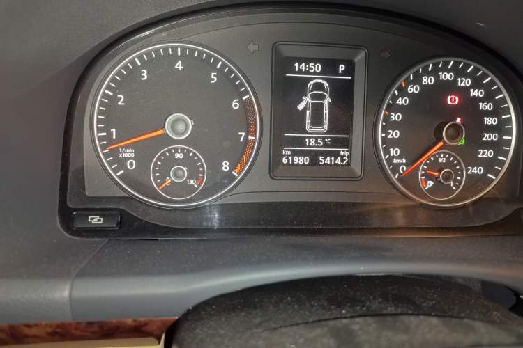 Used Volkswagen Touran 2011 1.4T DSG ZhiZhen Edition 5 Seats Odometer Close Up