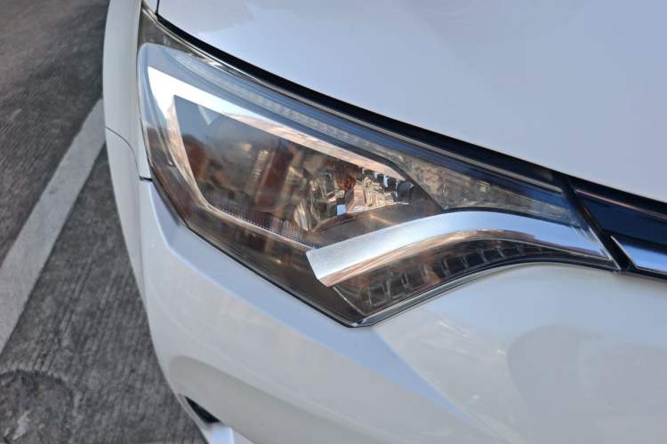 Used Toyota RAV4 2019 2.0L CVT Two-Wheel Drive Luxury Version China VI Standard